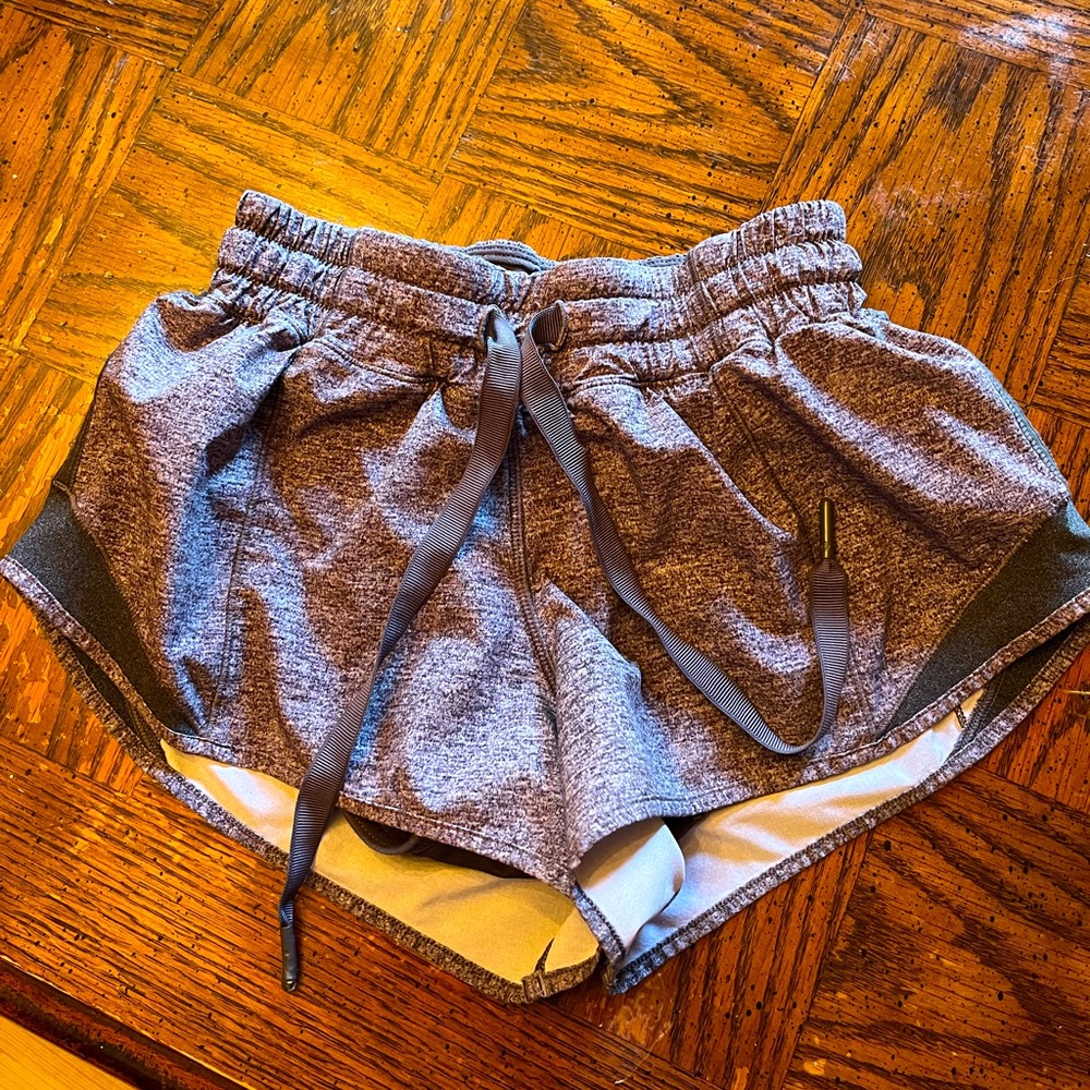 Size 2 lululemon gray Hotty hots length 2.5 great condition